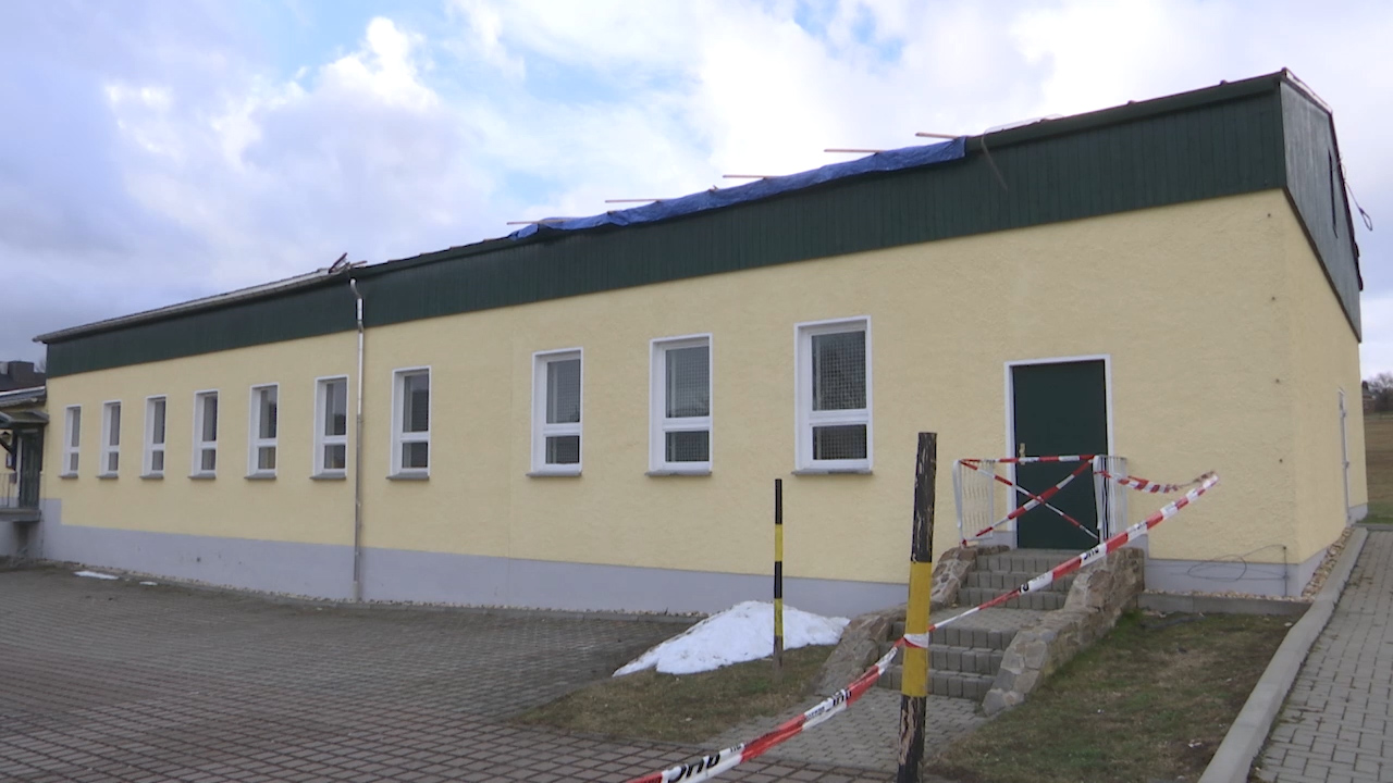 MEgional am 12. Februar 2020 mit dem Sturmschaden an der Turnhalle Niederlauterstein MEgional am 12. Februar 2020 mit dem Sturmschaden an der Turnhalle Niederlauterstein