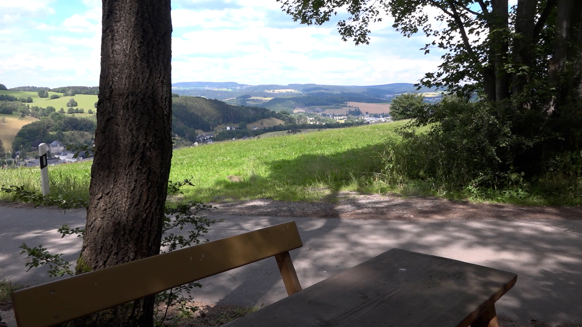 MEgional am 31. März mit einer Bank im Erzgebirge MEgional am 31. März mit einer Bank im Erzgebirge
